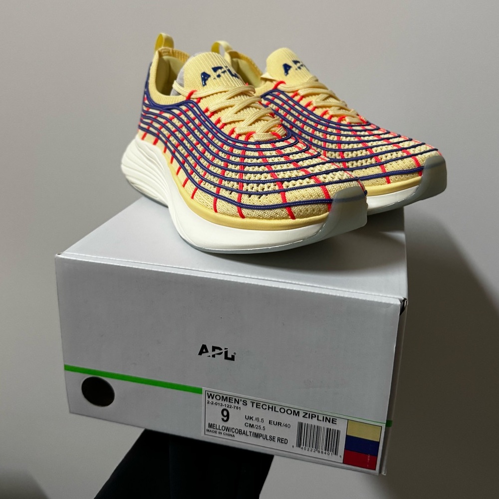 NWT APL Zipline mellow/cobalt/impulse red size 9 women’s